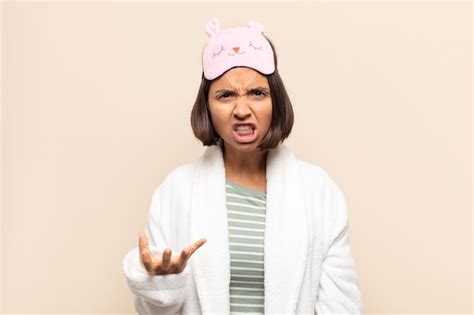 Jovem mulher latina parecendo zangada irritada e frustrada gritando wtf ou o que há de errado