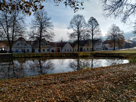 Zu Gast im Dorf Hollschowitz (Holašovice) – Atrium der Dinge