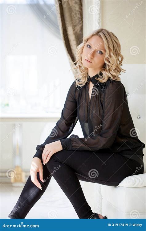 Junge Elegante Blonde Aufstellung Auf Weißem Sofa Stockbild Bild von baumuster stilvoll 31917419