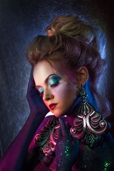 Jeune Fille Blonde Attirante Dans L Art Maquillage Lumineux Hauts Cheveux Peinture De Corps