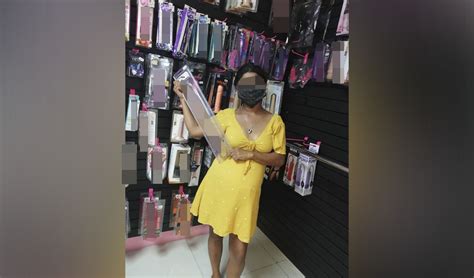 Mujer gana dildo de enorme tamaño en Facebook y lo celebra