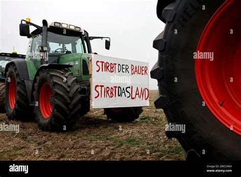 Teilnehmer Der Bauernproteste Fahren In K Ln Mit Ihren Traktoren Im