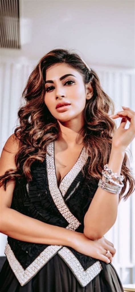 Breathtaking Hot Photos Of Mouni Roy Style Hyme