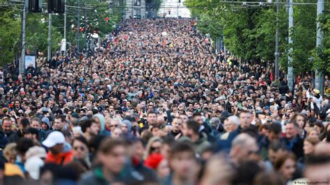 Ogromni Protest U Beogradu Put Za Izlazak Iz Mraka Dw