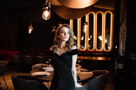 Belle Jeune Fille Blonde Portrait D Une Jeune Fille Dans Un Restaurant Jeune Fille Dans Un