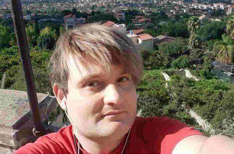 Discriminado pela família de fiéis das Testemunhas de Jeová por ser gay