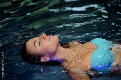 Attraktive Junge Frau In Einem Bikini In Einem Pool Stock Photo Adobe Stock