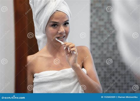 Het Jonge Brunette Ziet Eruit En Maakt Tanden Schoon Het Het Meisjess Hoofd En Lichaam Zijn