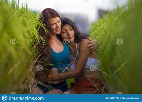Ragazza Latina E La Sua Amica Caucasica Attraente Entrambe Le Donne Che Godono Delle Vacanze