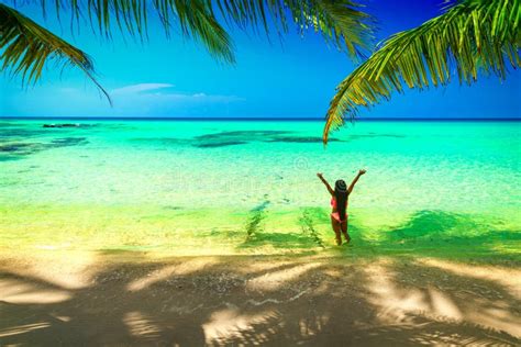 La Muchacha Asi Tica Hermosa Joven En Bikini Disfruta De Vacaciones De Verano En La Playa