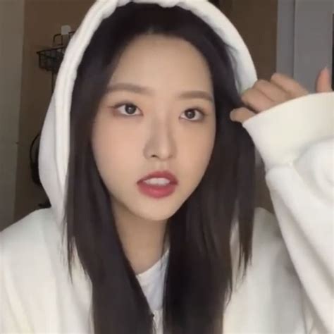 Olivia Hye Son Hyeju Loona Lq Icon Vlive 220218 In 2022 Olivia Hye