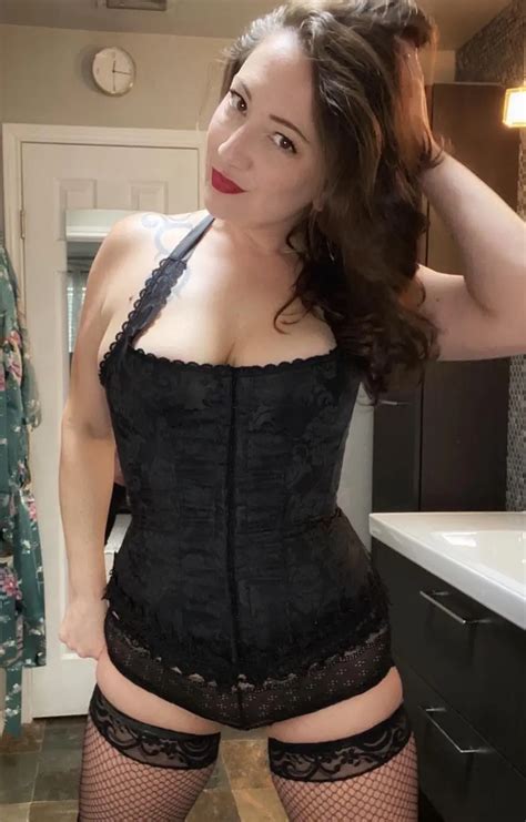Female This Milf Loves Pulling A Good Corset Tight Scrolller