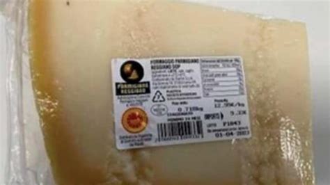 Letichetta indica Parmigiano Reggiano ma è Grana Padano scatta il