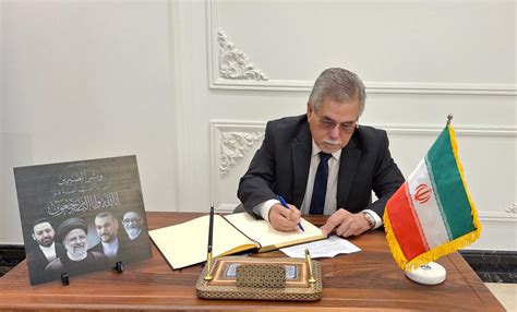 En L Bano El Embajador Cubano Firma El Libro De Condolencias En La