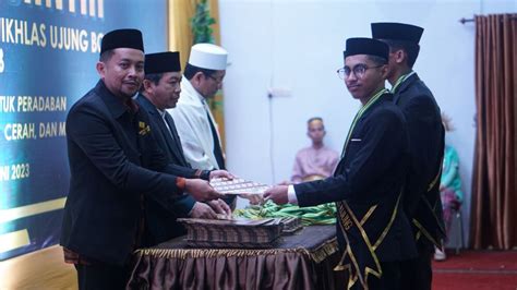 Wisuda Santri Al Ikhlas Ketua Yayasan Beri Pesan Khusus Pondok