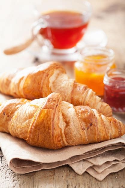 Croissants Recién Hechos Con Mermelada Para El Desayuno Foto Premium
