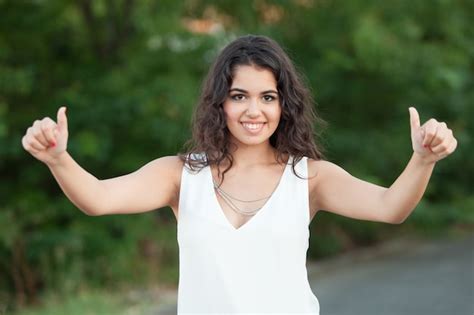 Premium Photo Beautiful Brunette Girl Relaxing In The Park