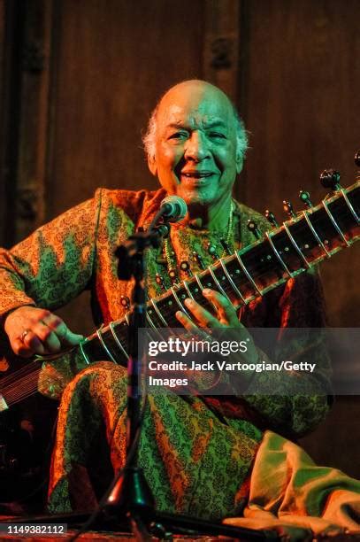 17 Ustad Vilayat Khan Stock Photos, High-Res Pictures, and Images ...