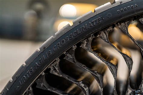 Exterieurmichelin Uptis Le Pneu Increvable Equipe La Poste10 Photo En