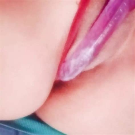 Jovencita Se Masturba Con Un Dildo En Su Vagina Apretada Mojada Y Cremosa XHamster