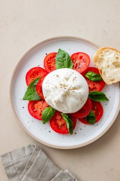 Queijo burrata italiano tomate e manjericão salada alimentação