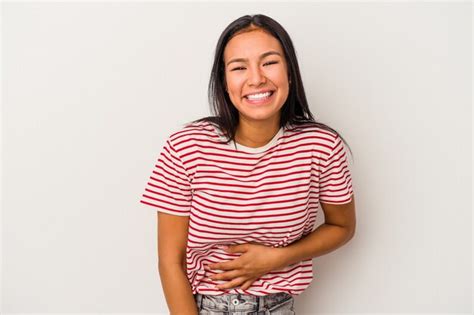 Jovem Mulher Latina Isolada No Fundo Branco Toca A Barriga Sorri Suavemente O Conceito De