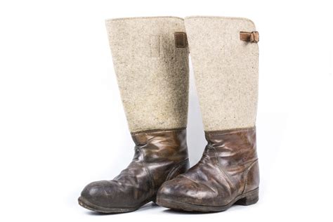 Pair of issue felt winter boots – fjm44