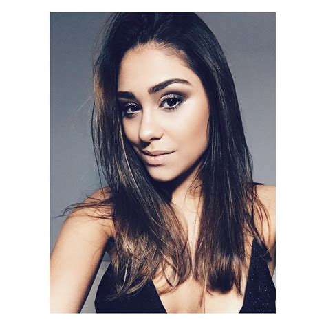 Pretty Brunette Foto Porno