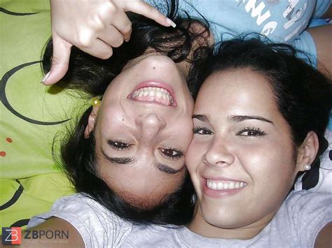 Deux Soeurs Arabes Posent Avec Les Seins Nus Zb Porn