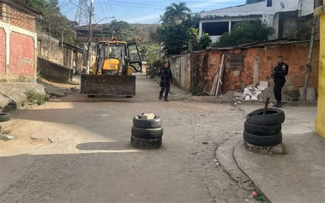 Pm Retira Toneladas De Barricadas Do Tr Fico Na Comunidade Do Parque