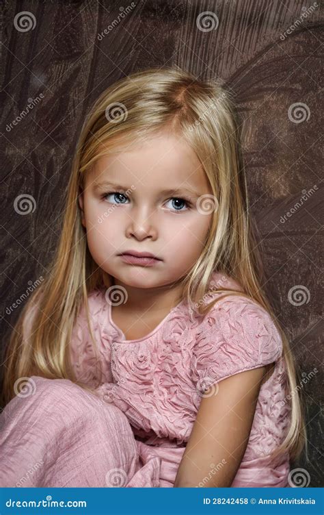 Fille Blonde Dans Une Robe Rose Photo Stock Image Du Longtemps Exprimer 28242458