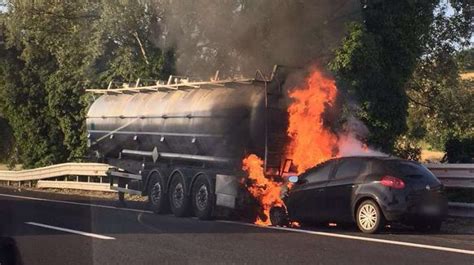 Tampona Un Camion E Lauto Prende Fuoco Paura In A14 Guarda Le Foto