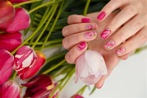 Mãos Femininas Manicura Tenra De Primavera Segurando Tula Fresca