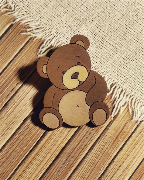 Деревянная основа, брошка, значок, акриловые краски, покрытие лак ...