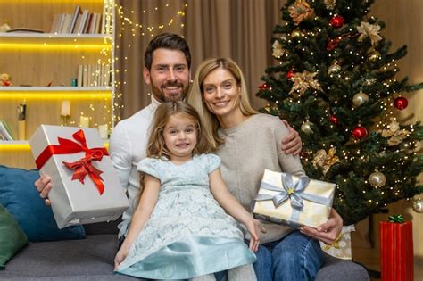 Portrait De Famille Mature Avec Fille Pour No L Homme Femme Et Enfant Regardant La Cam Ra Avec