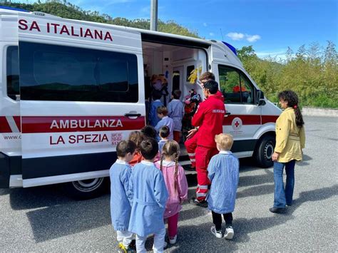 La Croce Rossa Conferisce Una Medaglia A Marina Acconci Per Le Sue