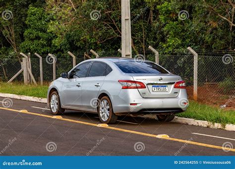 Coche Sed N Plateado Del Modelo Nissan Sentra Imagen Editorial Imagen