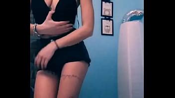 Jeune Fille Essayant Sa Nouvelle Robe XVIDEOS