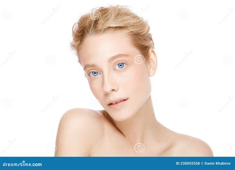 Jeune Belle Femme Blonde Aux Yeux Bleus Debout Avec Paules Nues Concept De Soins De La Peau