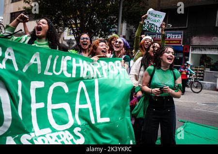 Bogotá Colombia 28th de Sep de 2022 Manifestantes sostienen señales