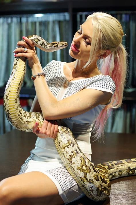 Jolie Femme Blonde Mince En Blanc Tient Grand Serpent Image Stock Image Du Adulte Bracelet