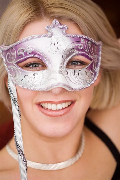 De Vrouwen Van De Blonde Met Carnaval Maskeren Stock Afbeelding Image Of Stel Manier