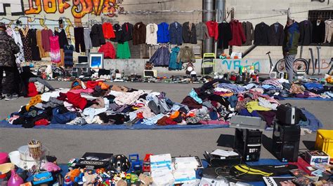 Les Vendeurs La Sauvette Du Boulevard G Ze Poussent La Porte De Leur