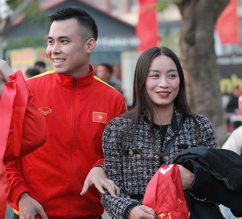 Tóm dính hot girl bóng đá Hoàng Thị Loan và bạn trai tin đồn đến sân cổ vũ ĐT Việt Nam gặp