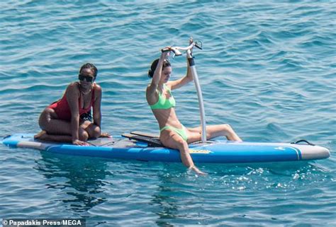 Kendall Jenner Flaunts Tiny Waist In Sizzling Bikini Snap Daily Mail