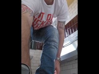 在公共小便池里撒尿 Pornhub Gay