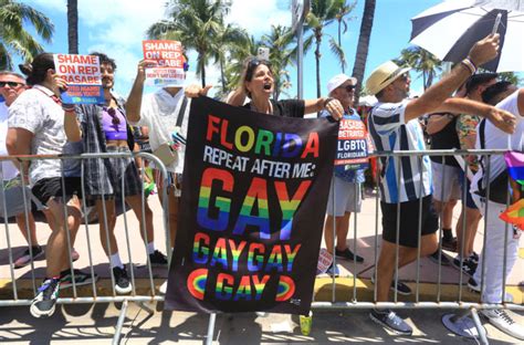 Florida amplía a todos los grados la ley No digas gay que prohíbe las lecciones sobre