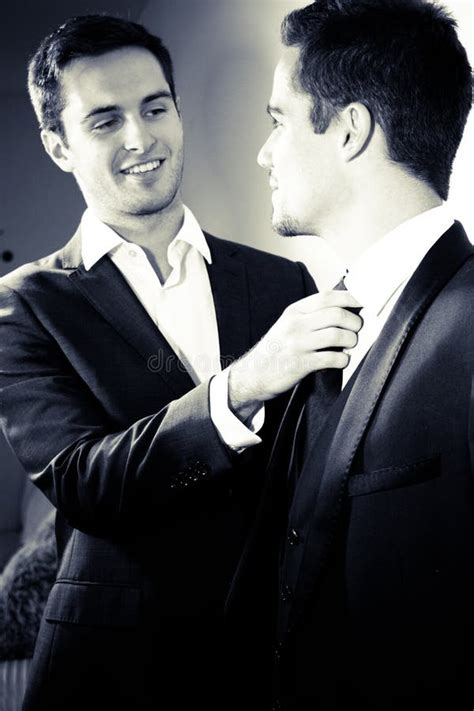 Sorrindo Marido Gay Consertando A Gravata Do Parceiro Imagem De Stock Imagem De Amigo Casado