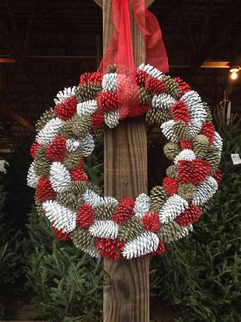 20+ Christmas Pine Cone Wreath Ideas - DECOOMO