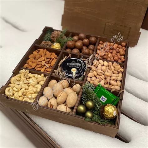 Новогодняя композиция из орехов, конфет и мёда в деревянном ящике